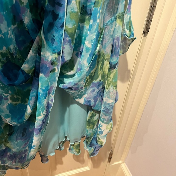 - Sleeveless watercolor womens dress. Size 20wHas a light blue under dress… - Picture 3 of 9